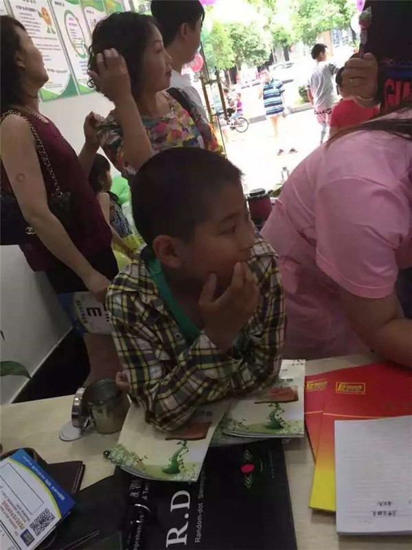 许多家长带着孩子来到澳门尼威斯人游戏店面检测视力